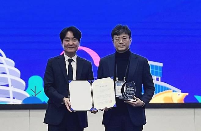 동의대 윤태환 교수(우측), 한국관광학회 ‘관광학술상’ 수상. 동의대 제공