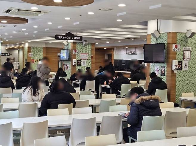 10일 정오께 서울 광진구 세종대 학생회관 지하 1층 학생식당에서 학생들이 식사를 하고 있다. 방학에도 학생 식당을 찾은 인파들로 북적이고 있다. 박재현 기자