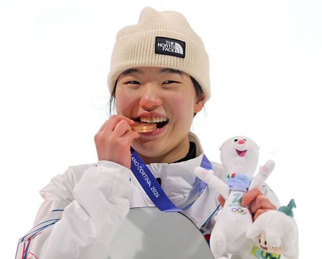 10일 이탈리아 리비뇨 스노파크에서 열린 2026 밀라노-코르티나담페초 동계올림픽 스노보드 여자 빅에어 시상식에서 동메달을 차지한 유승은이 메달을 깨물어보고 있다. 연합뉴스