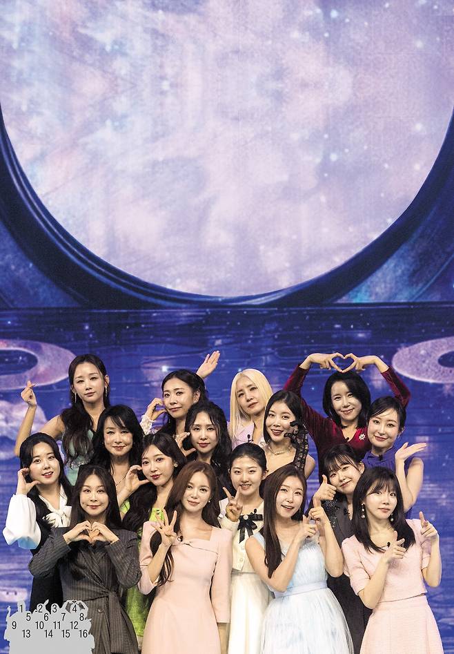 '미스트롯4' 레전드 미션에 오른 16인이 나전칠기 문양으로 달을 형상화한 TV조선 가산 스튜디오 LED 무대 앞에서 포즈를 취하고 있다. ❶정혜린 ❷허찬미 ❸유미 ❹김다나 ❺적우 ❻채윤 ❼장혜리 ❽김산하 ❾김혜진 ❿길려원 ⓫윤윤서 ⓬홍성윤 ⓭윤태화 ⓮이엘리야 ⓯이소나 ⓰염유리 /김지호 기자