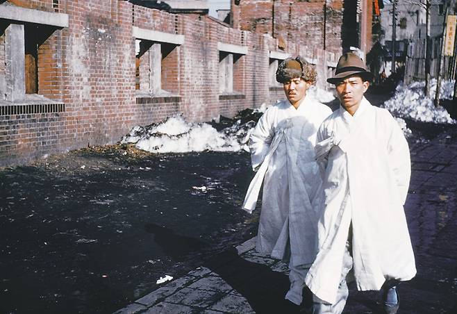 1948년 서울 음력 설을 앞두고 두루마기를 입은 남자들이 걷고 있다. / 눈빛 아카이브