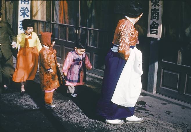 1948년 음력 설을 앞두고 한복을 곱게 차려 입은 어린이들이 엄마를 따라 걷고 있다. / 눈빛 아카이브
