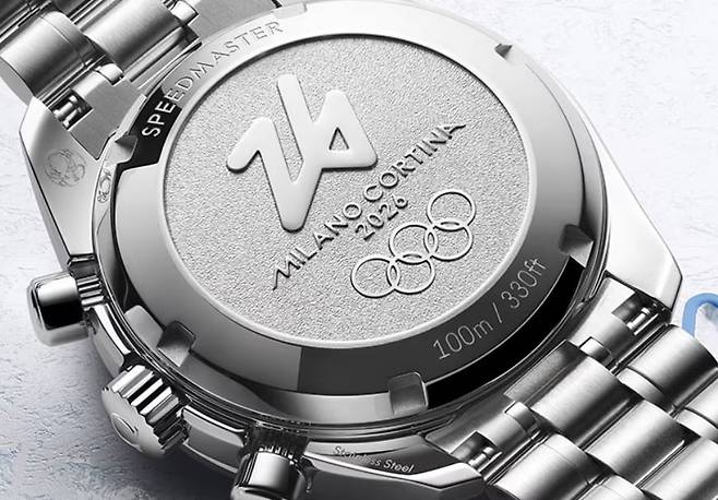 스피드마스터 38㎜ 올림픽 에디션 타임피스의 뒷면에 2026 밀라노·코르티나담페초 동계올림픽 로고와 엠블럼이 새겨져 있다./오메가 홈페이지