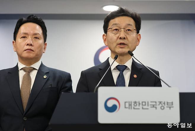 윤창렬 국무조정실장이 12일 오후 정부 서울청사에서 ‘헌법존중 정부혁신 TF 조사결과’를 발표하고 있다. 변영욱 기자 cut@donga.com