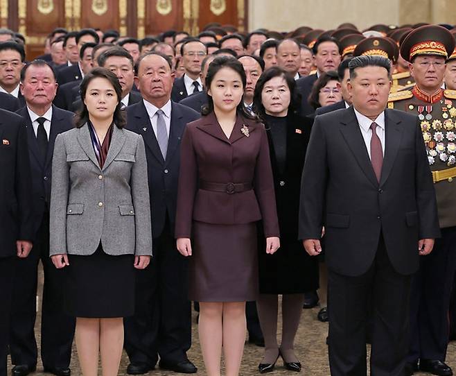 김정은 북한 국무위원장과 딸 주애(앞줄 가운데)가 새해를 맞아 금수산태양궁전을 방문해 참배했다고 지난달 2일 북한 노동당 기관지 노동신문이 보도했다. 노동신문 뉴스1