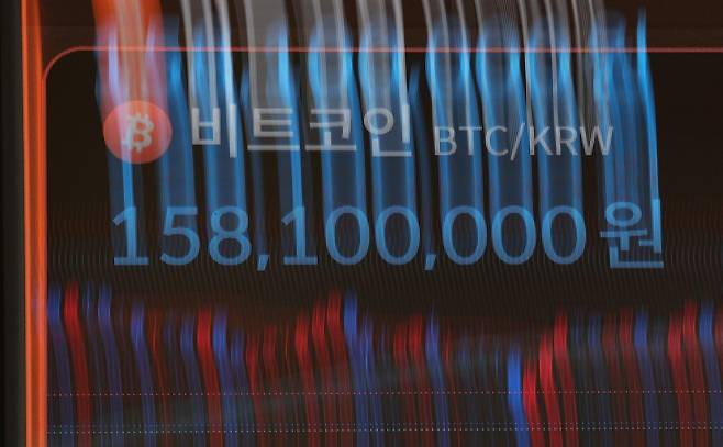 지난해 8월 22일 오전 서울 서초구 빗썸 라운지 강남점 전광판에 비트코인 시세가 표시되고 있다. 2025.08.22 뉴시스