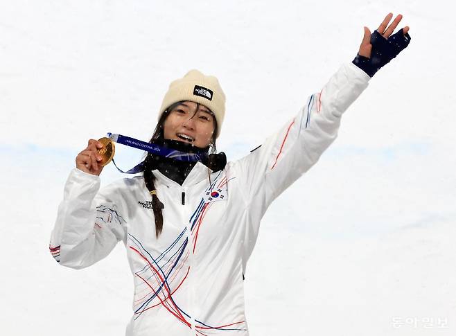 12일(현지시간) 이탈리아 리비뇨 스노우파크에서 열린 겨울올림픽 스키 스노우보드 여자 하프파이프 결선에서 한국 최가온이 90.25점으로 금메달을 목에 건 뒤 기뻐하고 있다. 전영한 기자 scoopjyh@donga.com