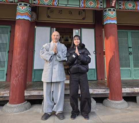 경기도 남양주 봉선사 주지 호산스님이 올림픽 출전 전 찾아온 유승은 선수와 함께 합장하고 있다. 유 선수는 2026 밀라노·코르티나담페초 동계 올림픽 스노보드 여자 빅에어에서 은메달을 획득했다. 호산스님을 중심으로 불교계는 2003년부터 20년 넘게 ‘달마배 스노보드 대회’를 개최해 김상겸, 유승은 등 한국 동계올림픽 선수들을 후원해왔다.  [호산스님 제공]