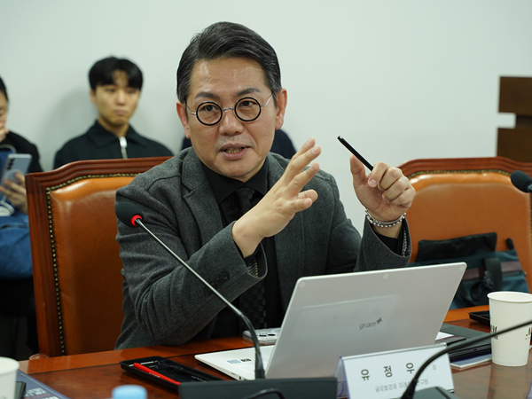 △12일 서울 여의도 국회의원회관 제10간담회의실에서 '글로벌경제 미래전략포럼: AI시대, 한국 게임산업의 미래는'이 개최됐다. 유정우 글로벌경제 미래전략연구원장이 발제를 하고 있다.