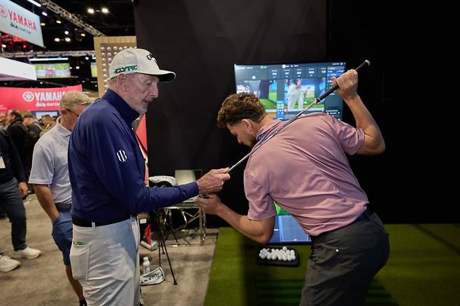 2026 PGA쇼에서 진행된 최신 연습 시뮬레이터 _GDR MAX_를 활용한 교습가 (왼쪽)데이비드 레드베터의 강습 모습.골프존 제공