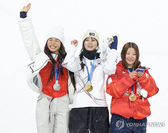 클로이 김과 기뻐하는 최가온.연합뉴스