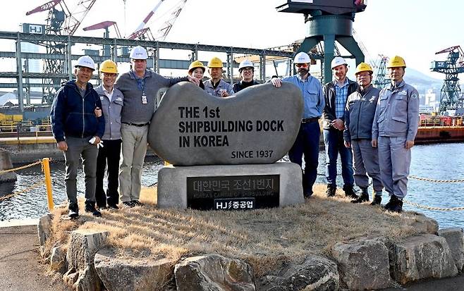 왼쪽에서 두 번째 HJ중공업 유상철 대표, 오른쪽에서 네 번째 MSC 짐 굿하트 부국장. HJ중공업 제공