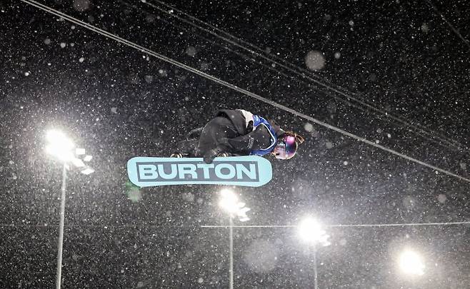 스노보드 최가온이 12일(현지시간) 이탈리아 리비뇨 스노파크에서 열린 2026 밀라노·코르티나담페초 동계올림픽 스노보드 여자 하프파이프 결선 1차전 경기를 펼치고 있다. 이날 최가온은 1,2차 경기에서 넘어진 후 3차 시기에 90.25점을 받아 단독 1위에 올라서 금메달을 획득했다. 뉴스1