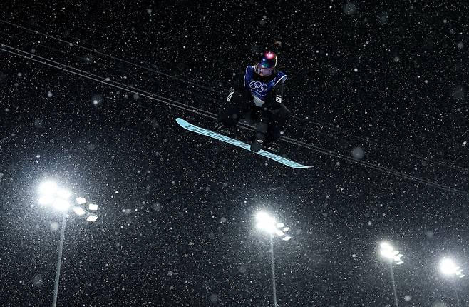 최가온이 13일(한국시각) 이탈리아 리비뇨 스노파크에서 열린 2026 밀라노·코르티나담페초겨울올림픽 스키 스노보드 여자 하프파이프 결선에서 기술을 펼치고 있다. 리비뇨/연합뉴스
