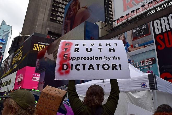 사람들은 이제 민주적인 ‘과정’보다 내 삶을 안전하고 풍요롭게 만드는 ‘성과’를 민주주의 정당성의 기준으로 삼고 있다. 픽사베이