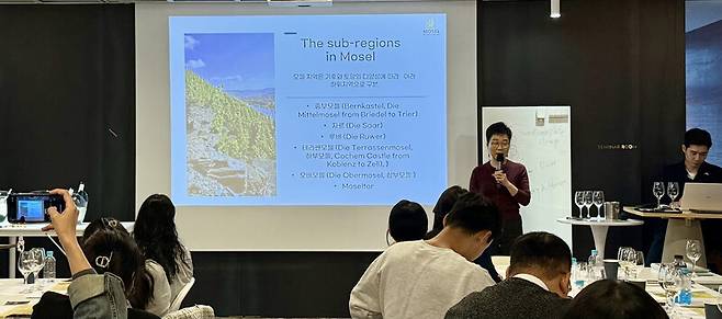 모젤와인 토크 콘서트에서 강연하고 있는 이인순 원장. 박미향 기자