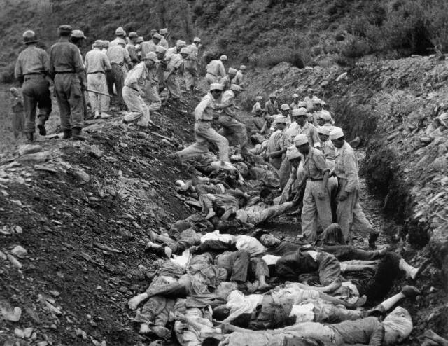 1950년 7월 대전 산내면 골령골에서 헌병들이 대전형무소 재소자들과 보도연맹원을 학살한 현장에서 민간 청년단원들이 구덩이의 주검들을 정리하고 있다. 미국 국립문서기록관리청