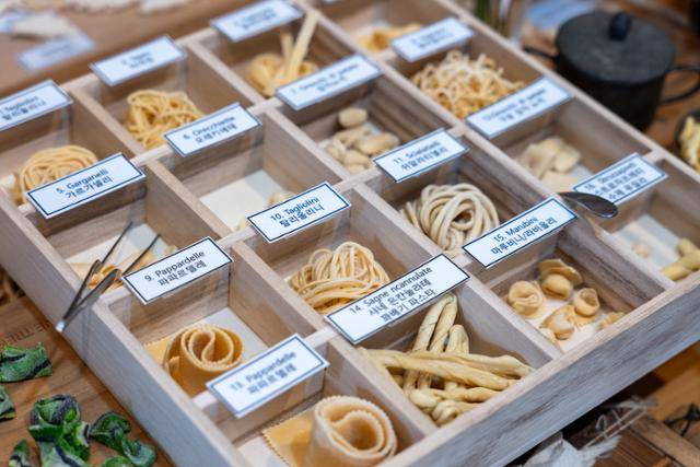 서울 마포구 '파스타 공작소'에서 노순배 셰프가 직접 만들어 요리에 사용하는 여러 종류의 파스타들.