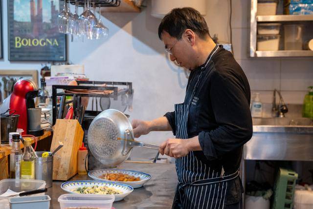 파스타 공작소의 노순배 셰프가 매장 주방에서 음식을 만들고 있다.