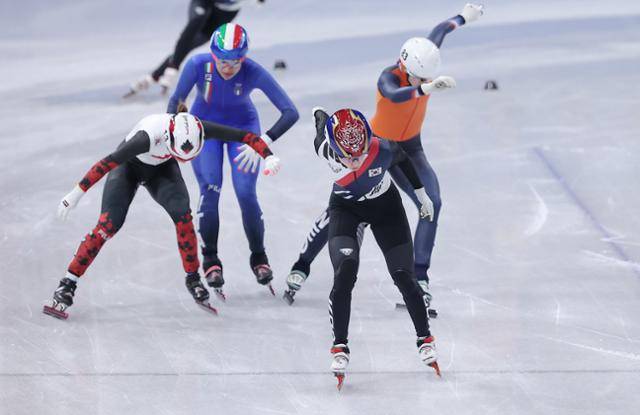 한국 쇼트트랙의 간판 최민정이 13일 이탈리아 밀라노 아이스 스케이팅 아레나에서 열린 2026 밀라노·코르티나담페초 동계올림픽 쇼트트랙 여자 500m 준준결선에서 결승선을 통과하고 있다. 2026.2.13/밀라노=뉴스1