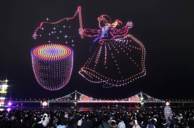 지난 2025년 광안리 M드론라이트쇼 모습. 연합뉴스
