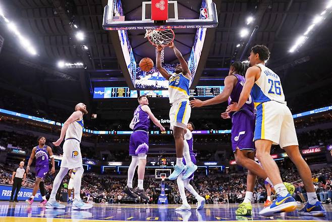 <yonhap photo-3377=""> INDIANAPOLIS, INDIANA - FEBRUARY 03: Jarace Walker #5 of the Indiana Pacers dunks past Kyle Filipowski #22 of the Utah Jazz during the second half at Gainbridge Fieldhouse on February 03, 2026 in Indianapolis, Indiana. NOTE TO USER: User expressly acknowledges and agrees that, by downloading and or using this photograph, User is consenting to the terms and conditions of the Getty Images License Agreement. Bobby Goddin/Getty Images/AFP (Photo by Bobby Goddin / GETTY IMAGES NORTH AMERICA / Getty Images via AFP)/2026-02-04 12:43:42/ <저작권자 ⓒ 1980~2026 ㈜연합뉴스. 무단 전재 재배포 금지, AI 학습 및 활용 금지></yonhap>