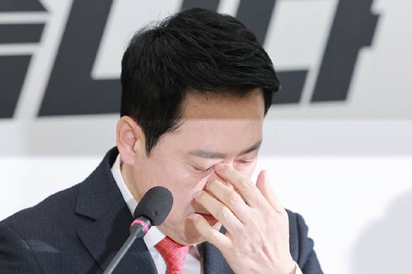 국민의힘 장동혁 대표가 12일 국회에서 이재명 대통령과의 오찬에 불참하는 것과 관련해 입장을 밝히기에 앞서 눈가를 만지고 있다. 2026.2.12 [사진=연합뉴스]