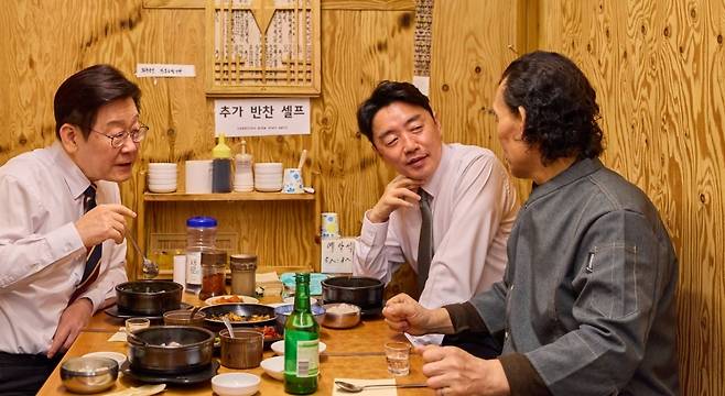 지난 9일 서울 통인시장의 한 소머리 국밥집을 방문해 상인과 대화를 나누는 이재명 대통령 (사진, 강훈식 대통령비서실장 SNS)