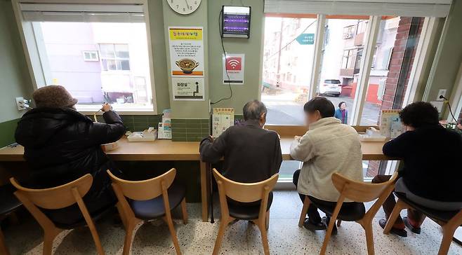지난 10일 점심시간 무렵 부산 동구 수정동의 공공 라면카페 '끼리라면'에서 주민들이 라면을 먹으며 이야기를 나누고 있다. 송봉근 객원기자