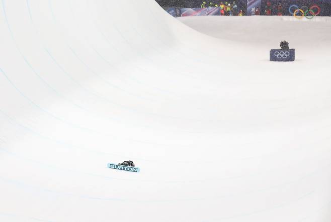 12일(현지시간) 이탈리아 리비뇨 스노파크에서 열린 2026 밀라노-코르티나담페초 동계올림픽 스노보드 여자 하프파이프 결승에서 최가온이 1차시기 크게 넘어져 일어나지 못하고 있다. 모두가 끝났다고 믿은 순간이다. 연합뉴스