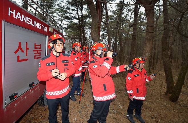 보은산불대응센터 손동진 상황실장(왼쪽 첫번째)과 황종하 반장(왼쪽 두번째)이 대원들에게 진화 현장 대응을 위한 모의 훈련을 하고 있다. 김성태 객원기자