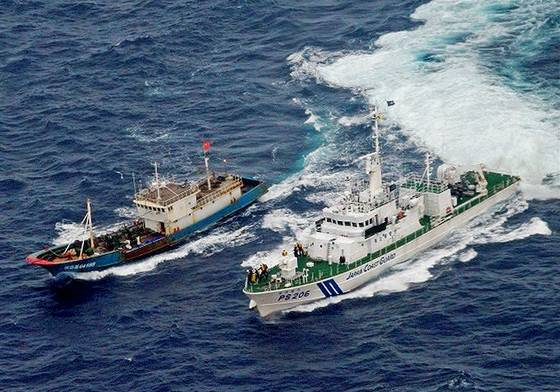 지난 2011년 11월 일본 해상보안청 소속 순시선(오른쪽)이 센카쿠 열도 인근에서 중국 어선을 추격하는 모습. AFP=연합뉴스