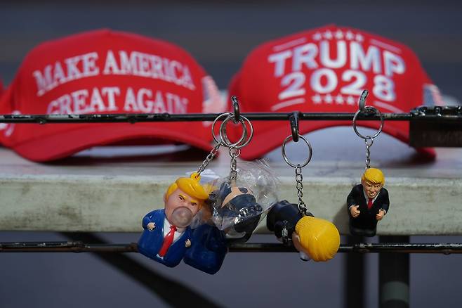 “Make America Great Again(미국을 다시 위대하게)”과 “Trump 2028”이라고 적힌 모자와 기념품들이 12일(현지시간) 미국 로스앤젤레스 할리우드 블러바드에 있는 도널드 트럼프의 ‘워크 오브 페임' 별 인근 거리에서 판매되고 있다. AP=연합뉴스