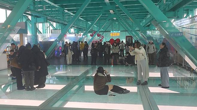 세계에서 가장 높은 625m 위치에 세워진 중국 구이저우성 화장협곡대교의 스카이워크. 사진 이도성 특파원