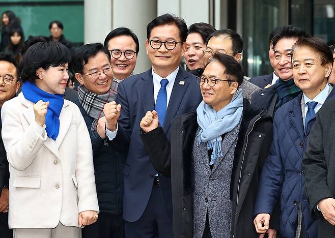 송영길(앞줄 왼쪽 세 번째) 소나무당 대표가 13일 서울 서초구 서울고등법원에서 열린 '더불어민주당 전당대회 돈봉투' 의혹 관련 2심에서 무죄를 선고 받은 뒤 기념촬영하고 있다. 뉴시스