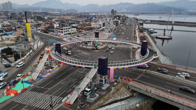 ▲ 10일 춘천 소양로1가에 설치된 원형육교 전경