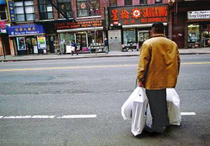 10여 년 전 홍콩에서 첫 카메라 리코 GRD2로 찍은 사진. 양손 가득 짐을 든 채 어딘가로 향하는 남자의 뒷모습.  세미콜론 제공