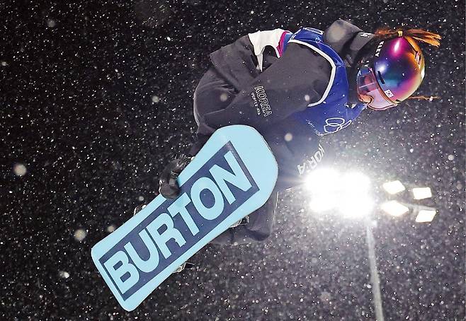 < 대역전 드라마 > 최가온이 13일(한국시간) 이탈리아 리비뇨 스노파크에서 열린 2026 밀라노·코르티나담페초 동계올림픽 스노보드 여자 하프파이프 결선에서 도약해 연기를 펼치고 있다. 이날 최가온은 1,2차 경기에서 넘어진 후 3차 시기에 90.25점을 받아 대한민국 선수단 첫 금메달을 따냈다.  /연합뉴스