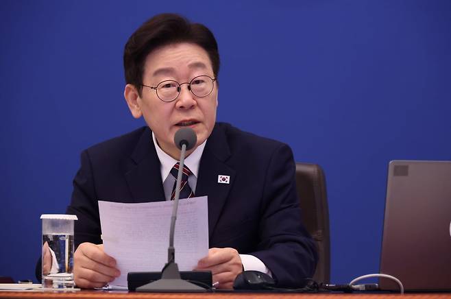 이재명 대통령이 12일 청와대 본관에서 열린 수석보좌관회의에서 모두발언을 하고 있다. 2026.2.12. 청와대사진기자단 한국경제 김범준 기자