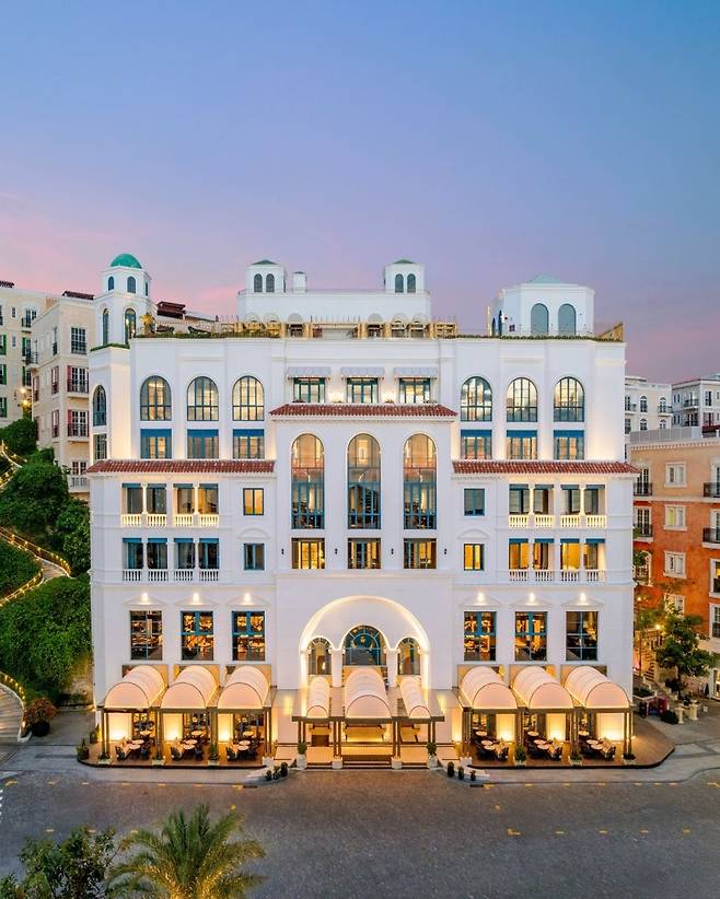 베트남 최초의 ‘큐리오 컬렉션 바이 힐튼(Curio Collection by Hilton)’ 리조트, 라페스타 푸꾸옥(La Festa Phu Quoc)이 예술을 테마로 꾸며진 신관을 공식 선보이며 새로운 도약에 나선다.