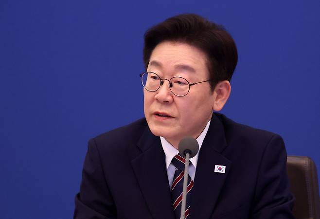 이재명 대통령이 지난 12일 수석보좌관회의를 주재하기 위해 청와대 세종홀에 들어서고 있다. 청와대사진기자단