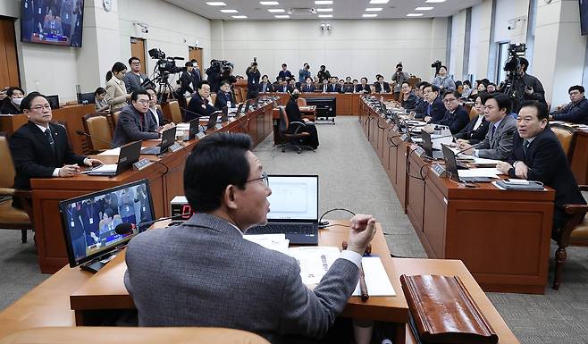 A bipartisan parliamentary committee to pass a special act governing Korea's strategic investment in the United States convenes its inaugural meeting at the National Assembly in western Seoul on Feb. 12. [LIM HYUN-DONG]