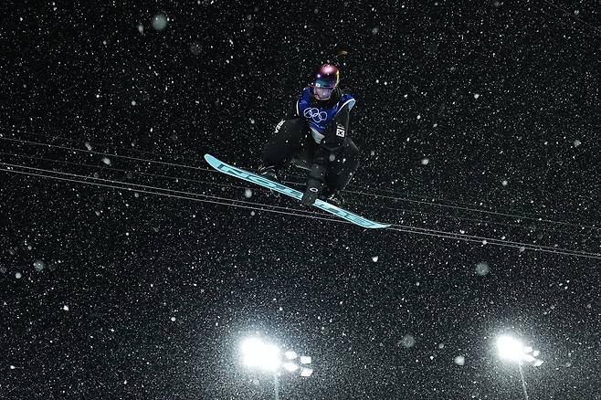 Choi Ga-on competes during the women's snowboarding halfpipe finals at the 2026 Winter Olympics, in Livigno, Italy, Feb. 12. [AP/YONHAP]