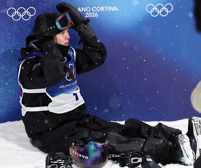 Snowboarder Choi Ga-on waits tearfully for her score after completing her third run in the women’s halfpipe final at the 2026 Milan-Cortina Winter Olympics at Livigno Snow Park in Italy on Feb. 12, later securing the gold medal with a score of 90.25 after falling in her first two runs. [NEWS1]