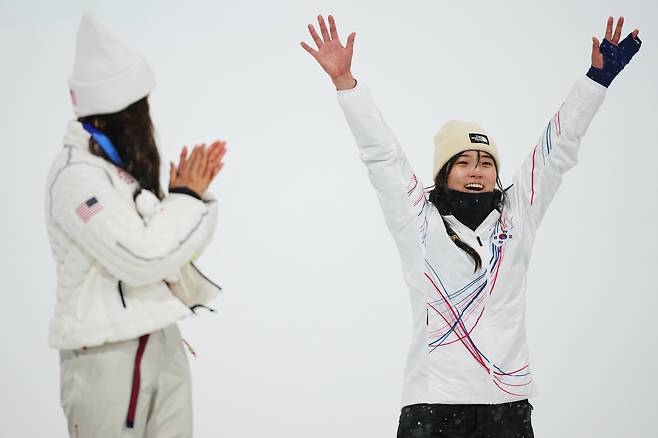 Silver medalist United States' Chloe Kim, left, claps as gold medalist Korea's Choi Ga-on celebrates winning the the women's snowboarding halfpipe finals on Feb. 12 at the 2026 Winter Olympics, in Livigno, Italy. [AP/YONHAP]