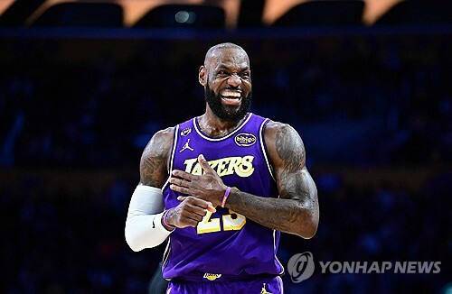 NBA 최고령 트리플더블 기록을 새로 쓴 레이커스의 르브론 제임스. 연합뉴스