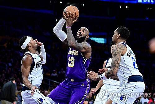 골밑슛 시도하는 르브론 제임스(가운데). 연합뉴스
