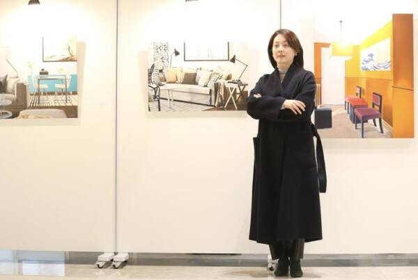 용산구 웰컴금융타워 아트 스페이스에서 열리고 있는 이은채 작가 전시회에서 기념촬영을 하고 있는 큐레이터 김희경 갤러리애즈워즈 대표. 나경식 기자