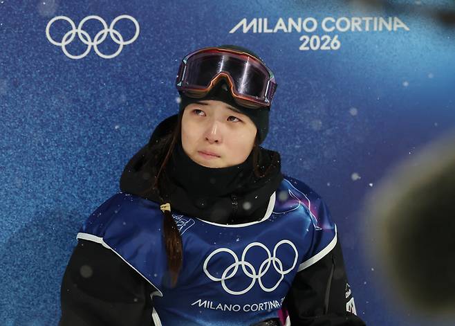 2026 밀라노·코르티나담페초 동계올림픽 스노보드 여자 하프파이프 정상에 오른 최가온의 감격의 눈물을 흘리고 있다. 뉴스1