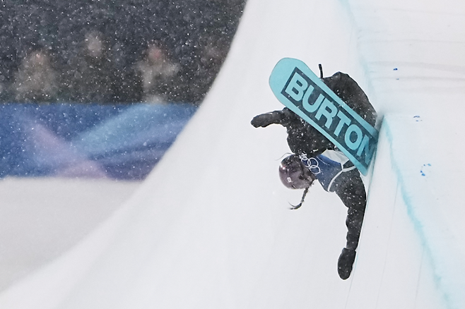 최가온이 12일(현지 시간) 이탈리아 리비뇨 스노파크에서 열린 2026 밀라노·코르티나담페초 동계올림픽 스노보드 여자 하프파이프 결승 경기 도중 넘어지고 있다. [뉴시스]